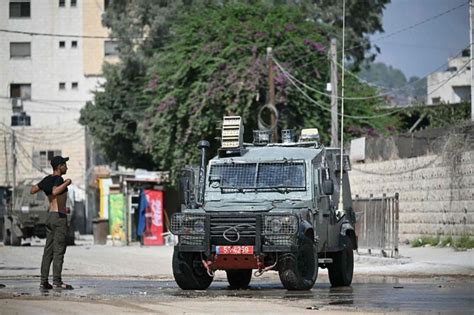 Israeli forces kill local Hamas commander in West Bank .